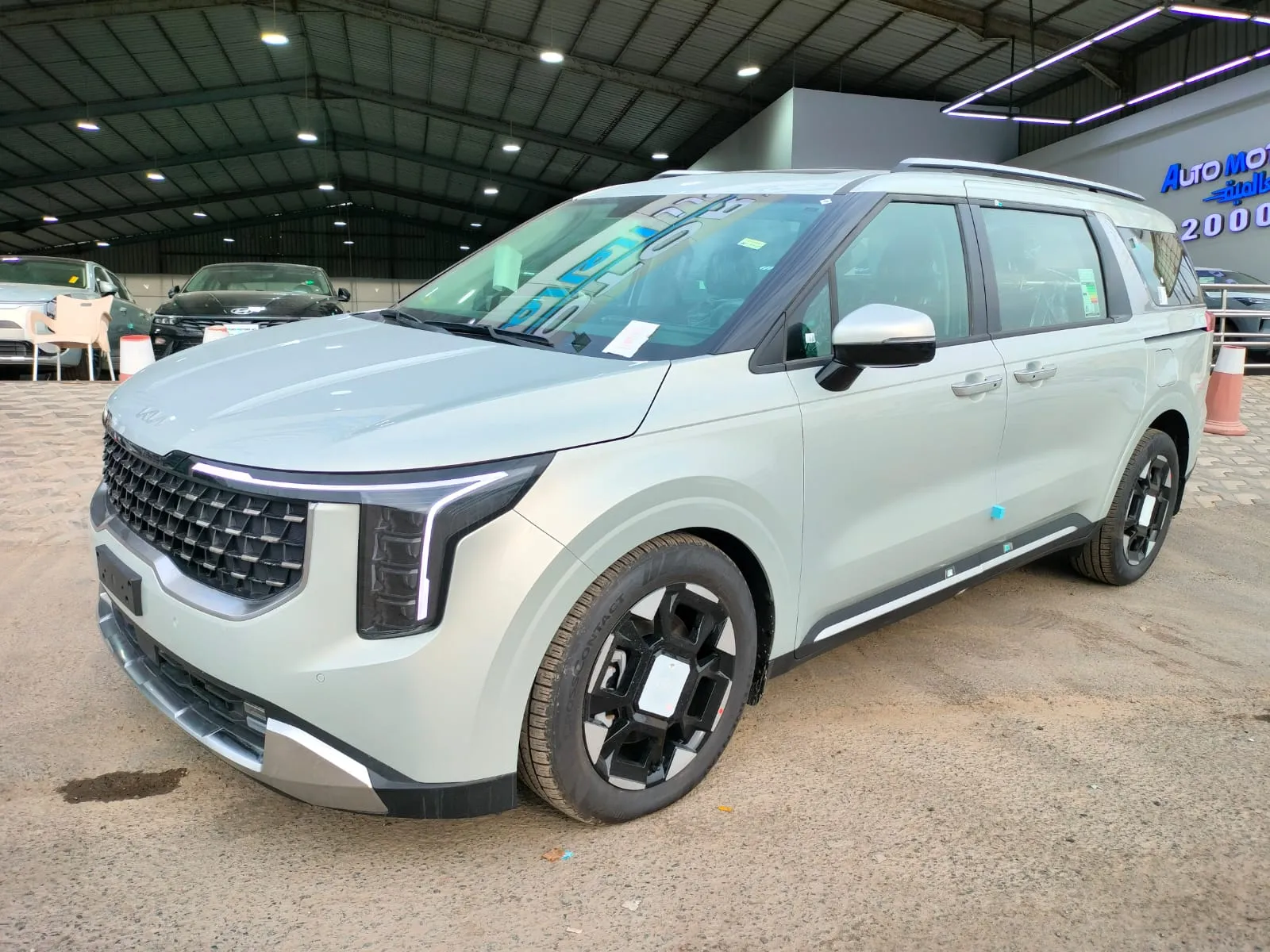 سيارة: كيا كرنفال GLS (Kia Carnival GLS)