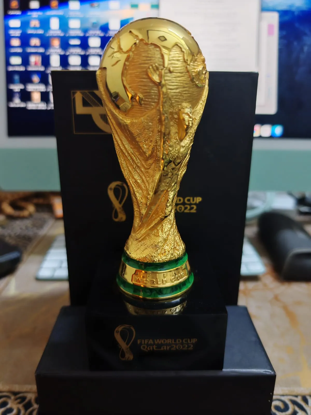 للبيع: مجموعة تذكارية فاخرة ونادرة - نماذج كأس العالم الرسمية (قطر 2022 والبرازيل 2014)